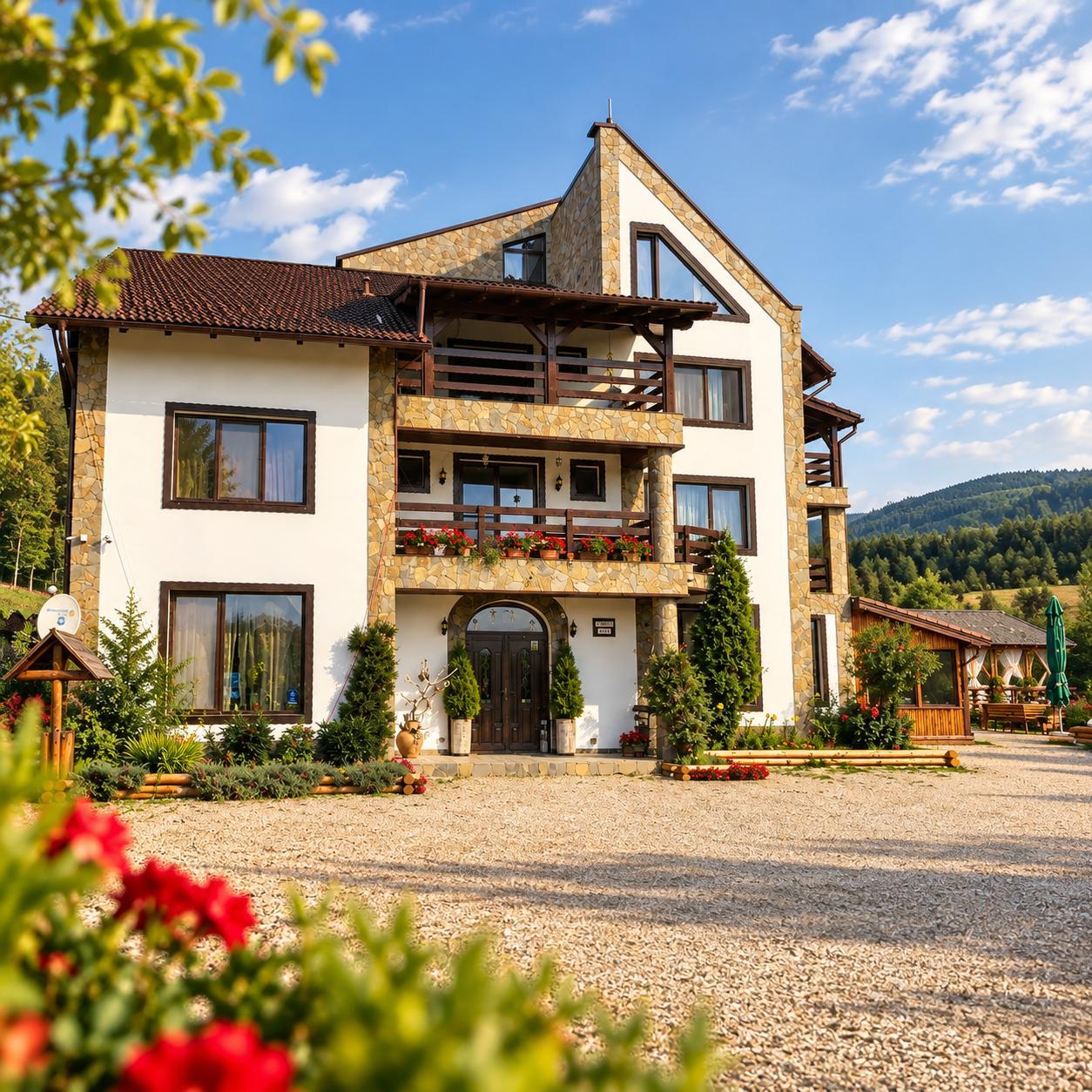 Fațada pensiunii Casa Brădet cu balcoane din lemn și mușcate roșii, pe fundalul dealurilor împădurite din Întorsura Buzăului, Covasna