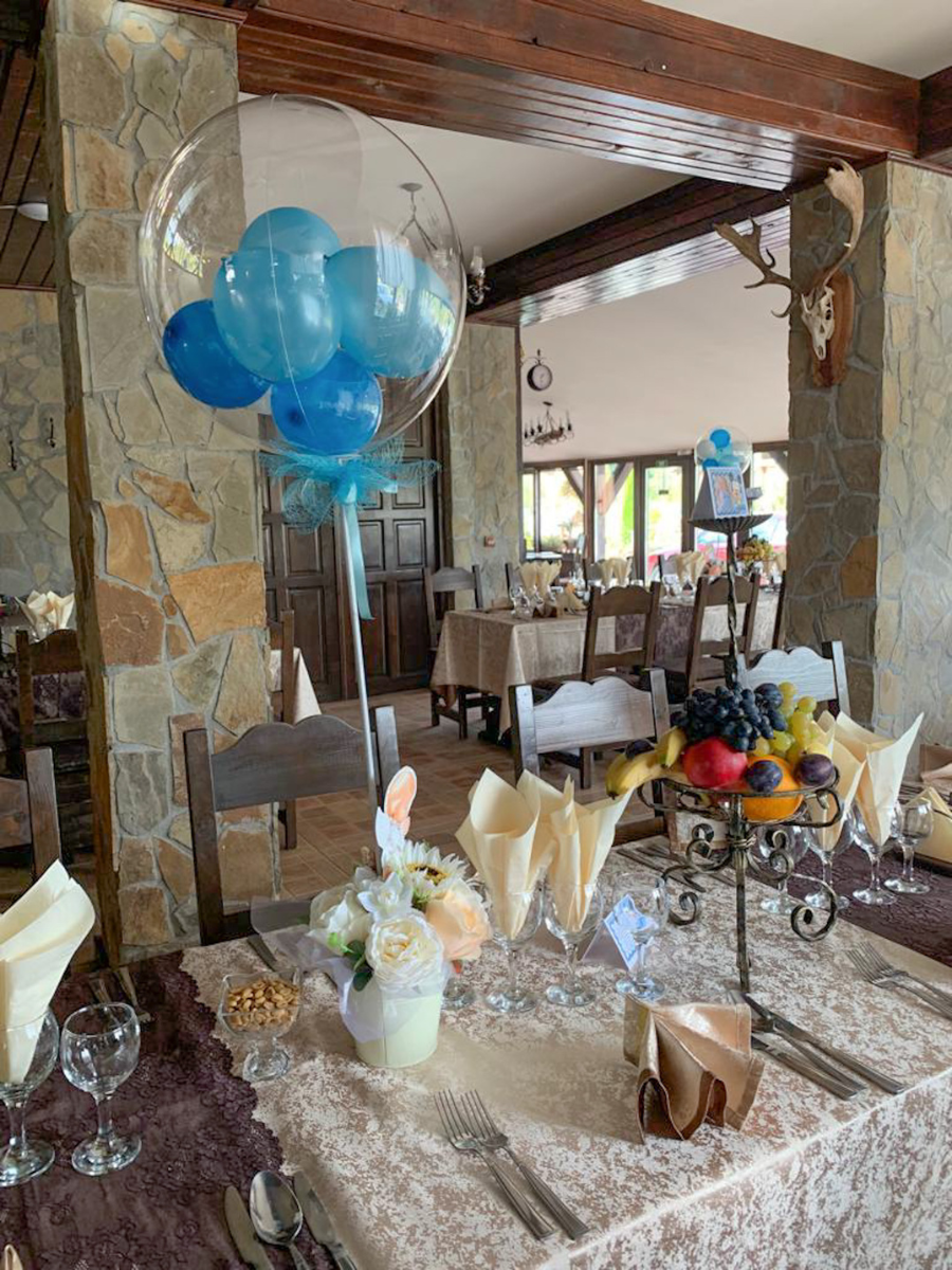Masă festivă cu baloane, fructe și flori în restaurantul Casa Brădet, Întorsura Buzăului