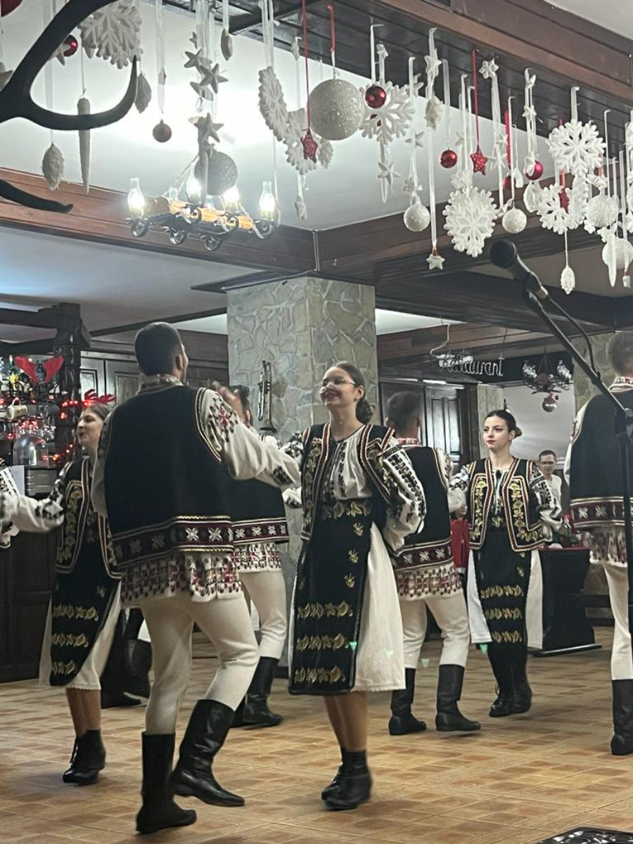 Dansatori în port popular sub decor de Crăciun în restaurant