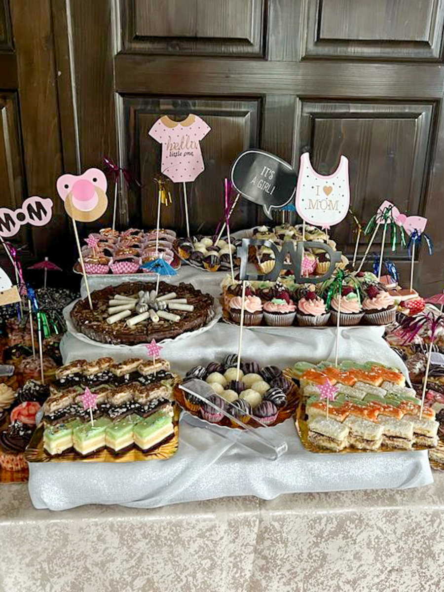 Candy bar cu mini-deserturi și toppere roz pentru eveniment la Casa Brădet