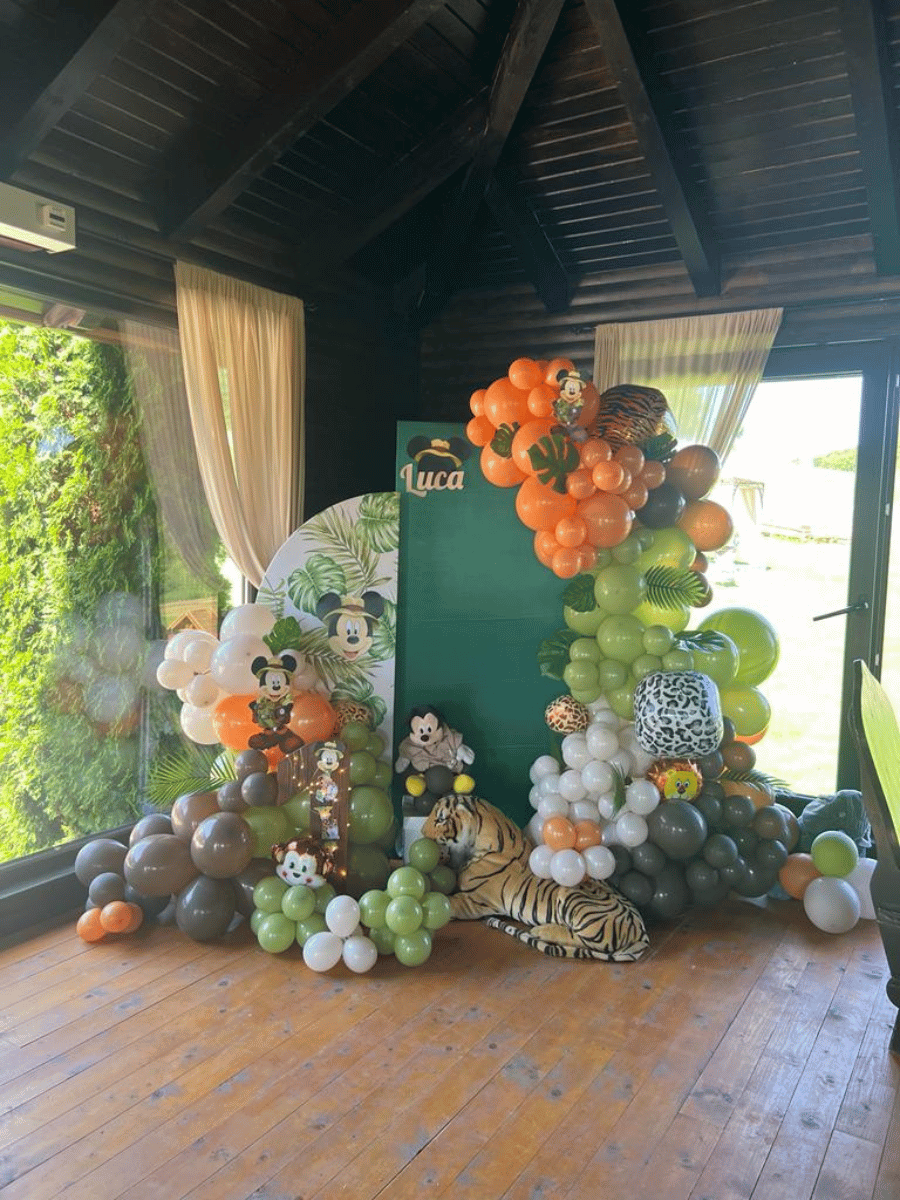 Decor aniversar cu baloane în foișorul de lemn al Casa Brădet