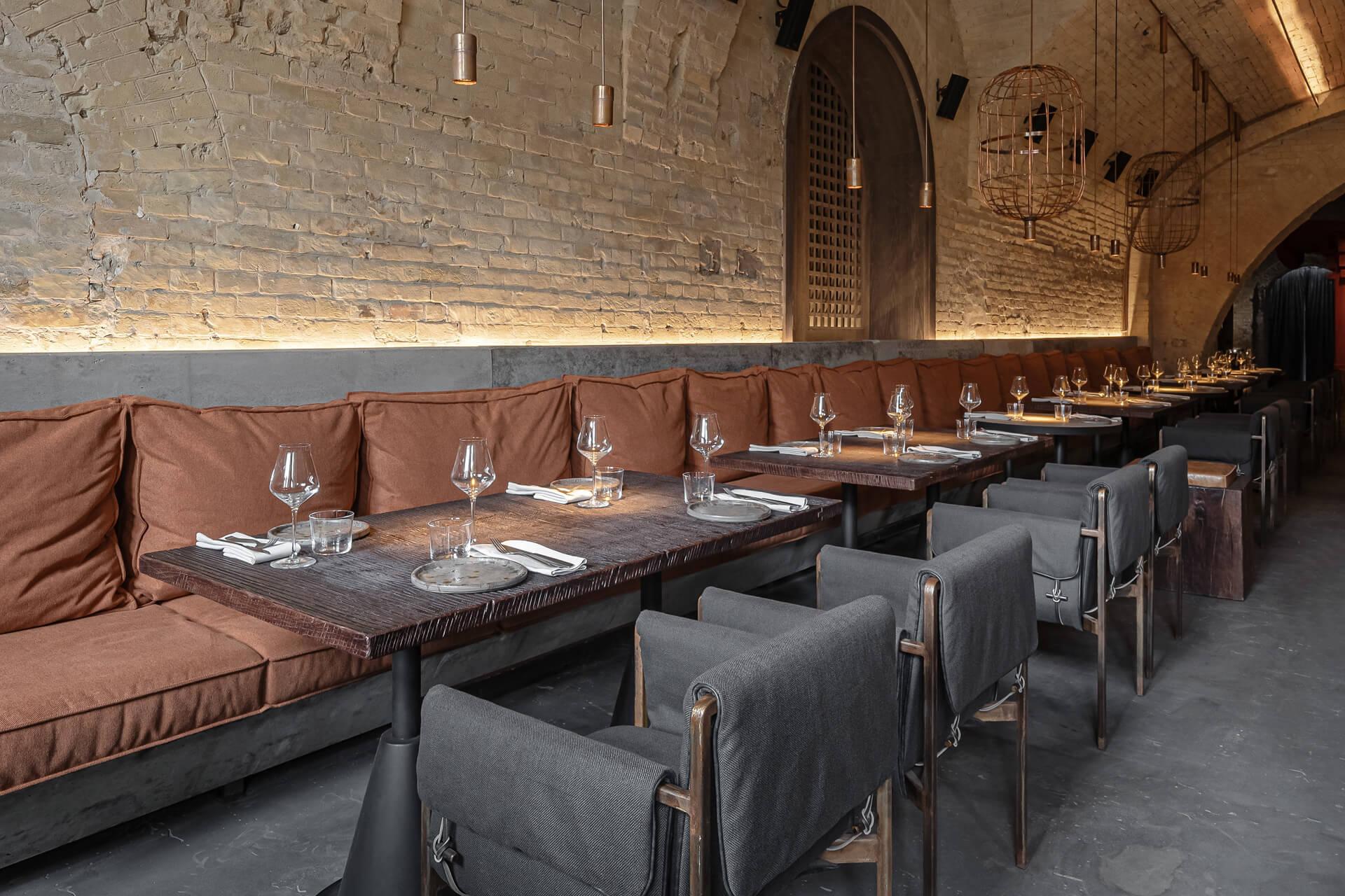 Sală de restaurant boltită din cărămidă, mese pregătite la Casa Brădet
