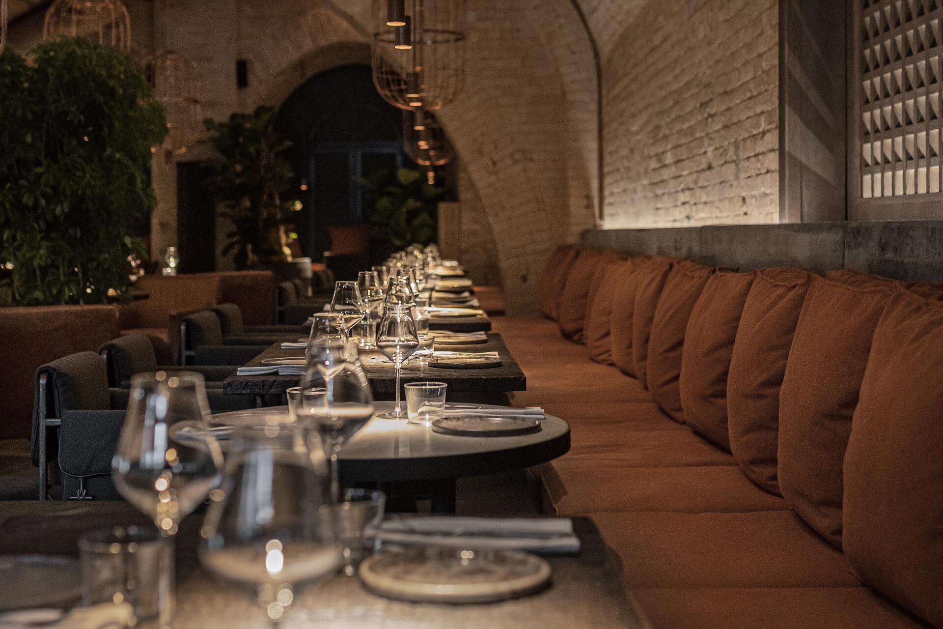 Șir lung de mese elegant aranjate în restaurantul Casa Brădet, Întorsura Buzăului