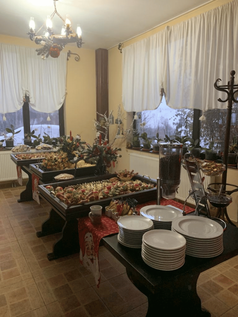 Bufet festiv cu aperitive și runner de Crăciun, peisaj de zăpadă afară