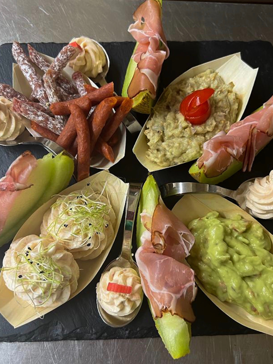 Aperitive gourmet pe lingurițe și bărcuțe pe ardezie neagră la Casa Brădet