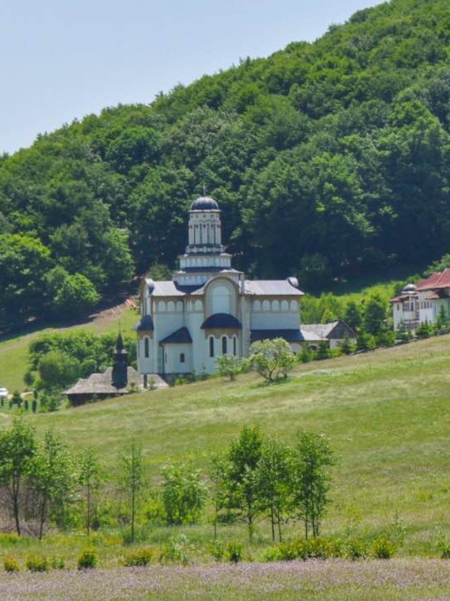 Mănăstirea Dealul Mare, obiectiv turistic Întorsura Buzăului