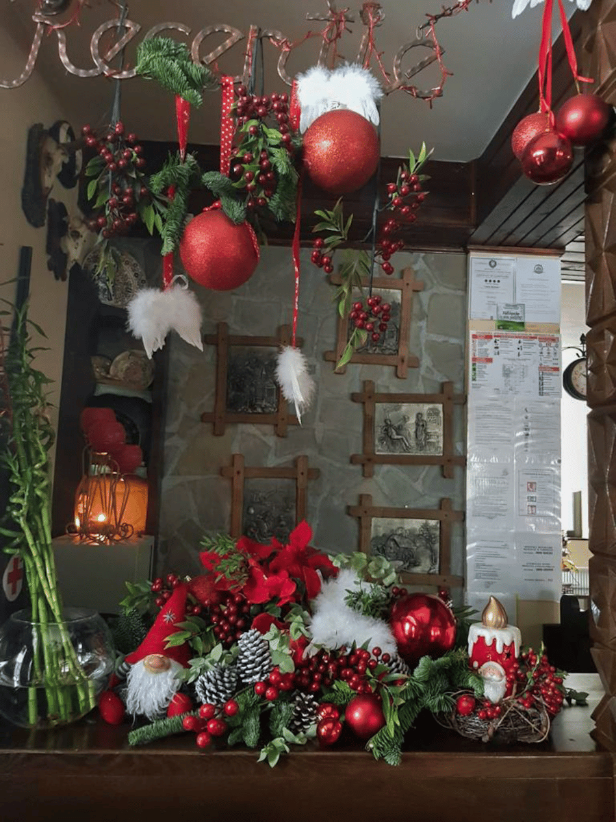 Recepția Casa Brădet decorată de Crăciun cu poinsettia, globuri și gnomi