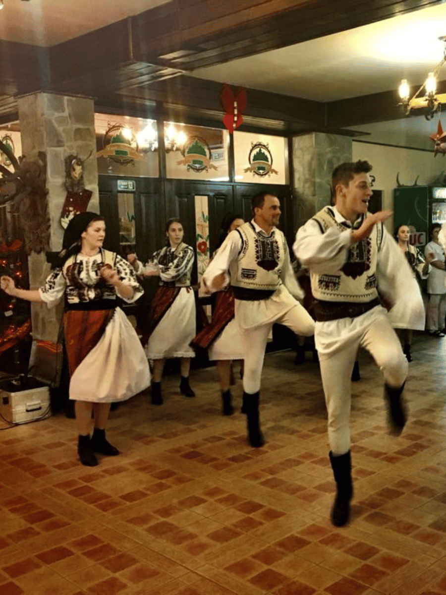 Dansatori în port popular pe ringul restaurantului Casa Brădet