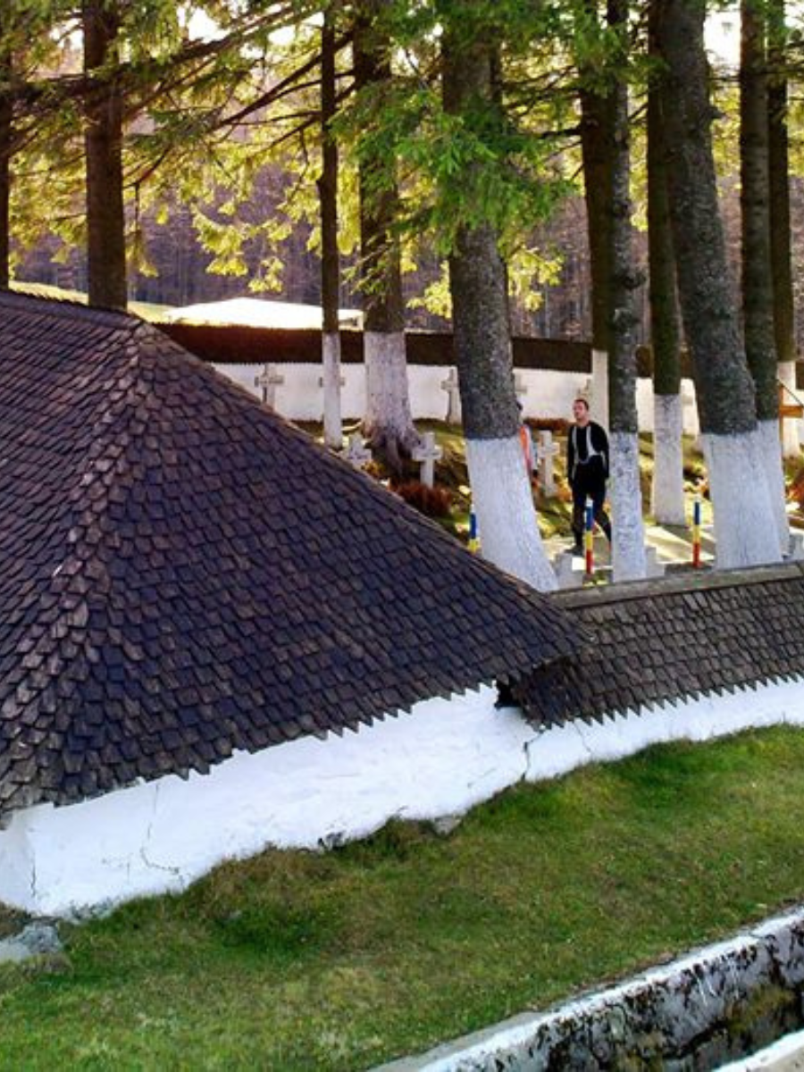 Tabla Buții și Cimitirul Eroilor, obiectiv turistic Întorsura Buzăului